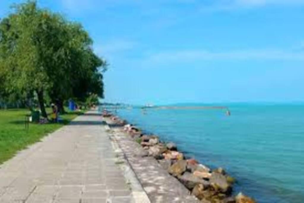 Lido Di Siofok - Aranypart - Minden 1 Percre! Apartment Екстериор снимка
